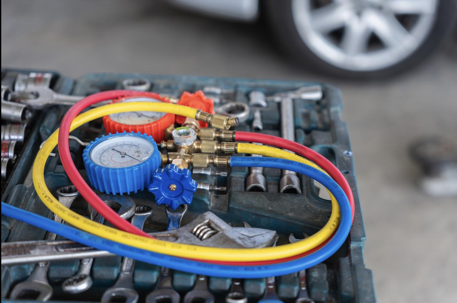 AC service manifold gauges at El Paisa